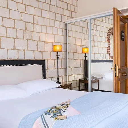 Chateau De Montreuil Hotel 4*