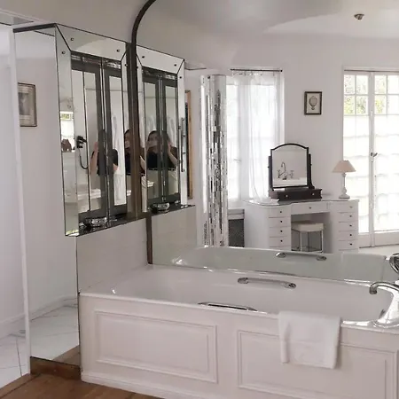 Hotel Chateau De Montreuil 4*