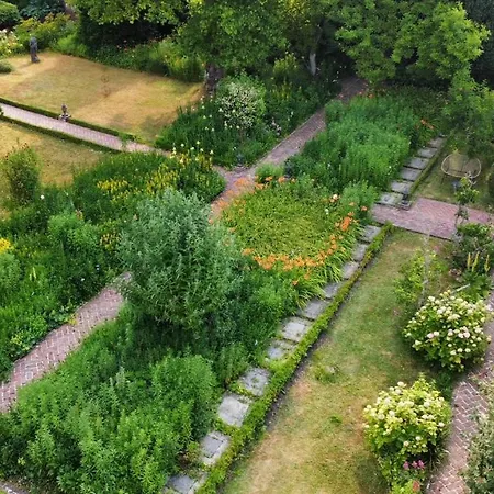 Chateau De Montreuil