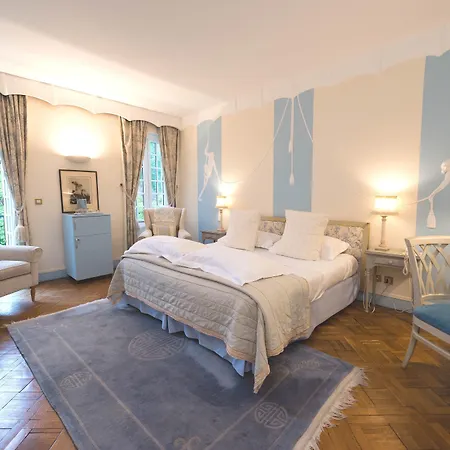 Chateau De Montreuil Hotel 4*