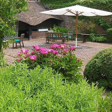 Chateau De Montreuil 4*