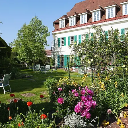 Chateau De Montreuil Hotel 4*