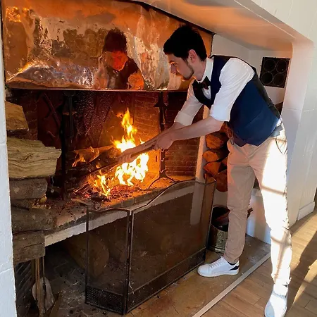 Chateau De Montreuil 4* مورويْ سور مير