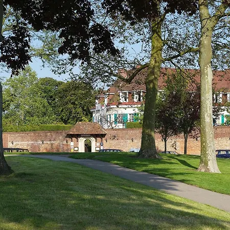 Chateau De Montreuil