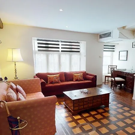 Chateau De Montreuil Hotel 4*