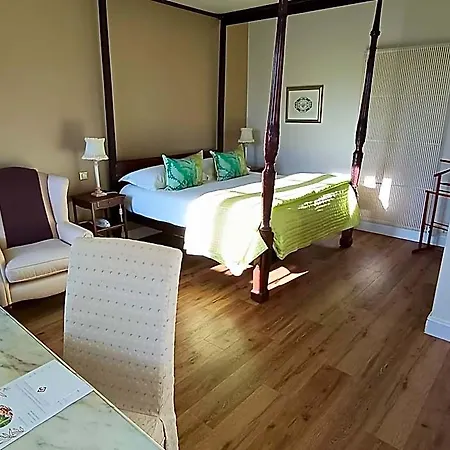 Chateau De Montreuil Hotel 4*