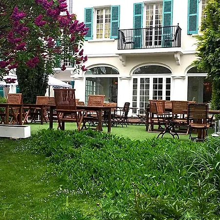 Chateau De Montreuil Hotel 4*