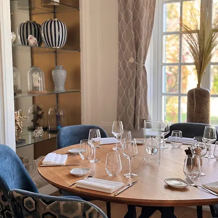 Chateau De Montreuil Hotel 4*