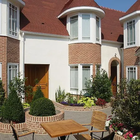 Hotel Chateau De Montreuil 4*
