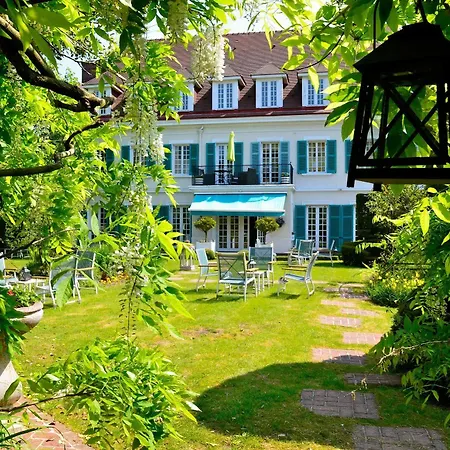 Hotel Chateau De Montreuil 4*