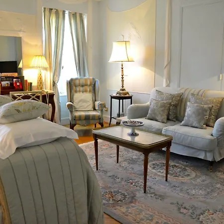 Chateau De Montreuil 4*