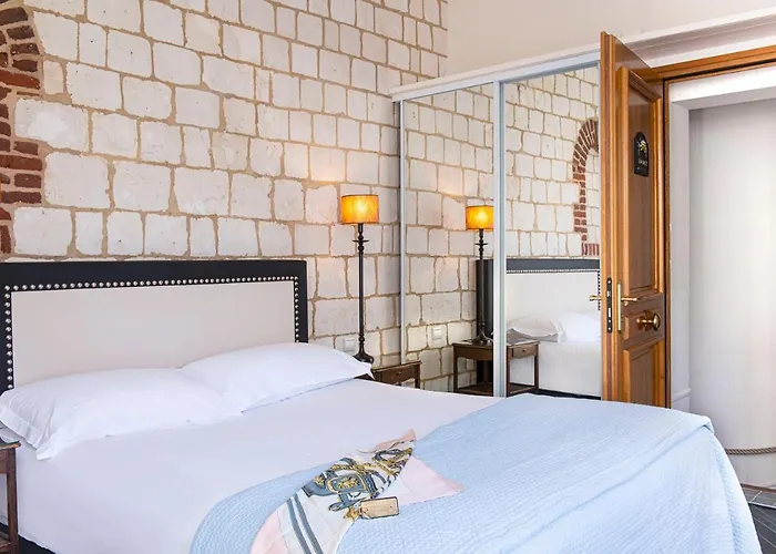 Chateau De Montreuil Hotel 4*