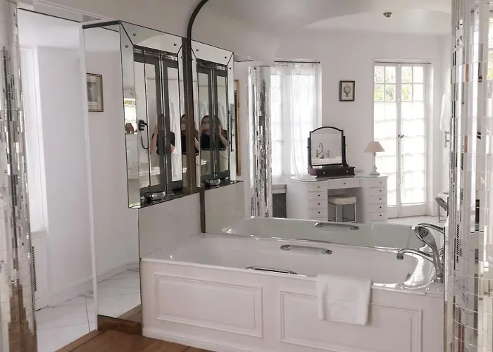 Hotel Chateau De Montreuil 4*