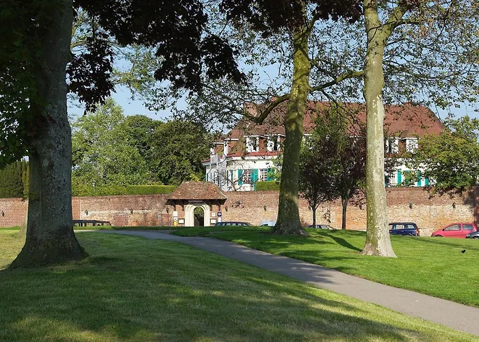 Chateau De Montreuil