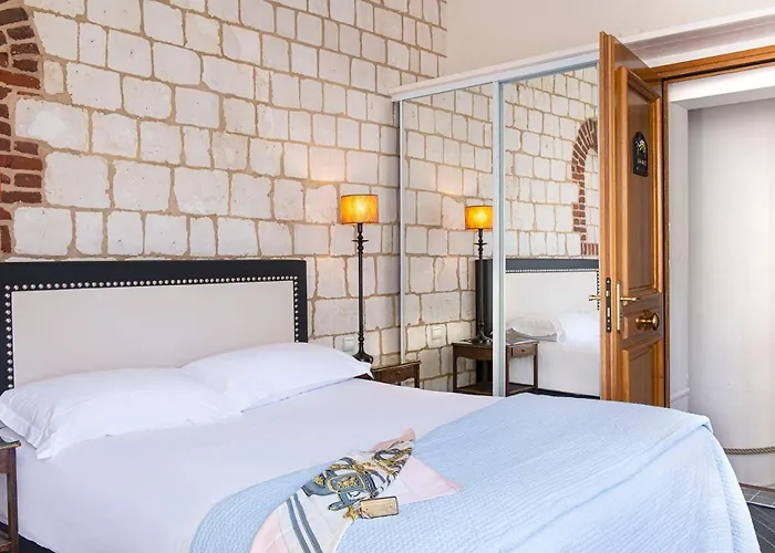 Chateau De Montreuil 4*