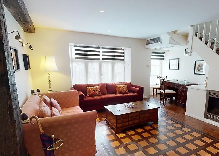 Chateau De Montreuil Hotel 4*